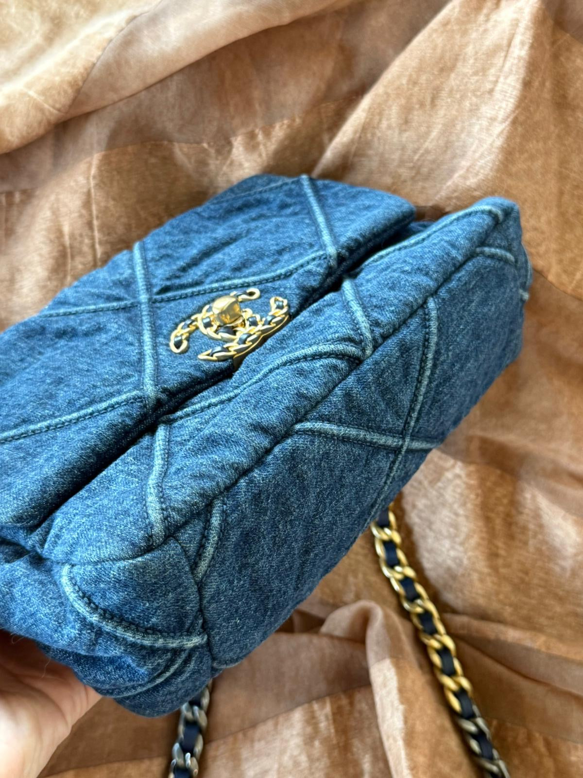 Chanel 19